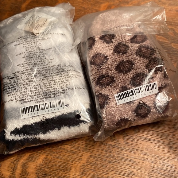 Avon Plush Animal Print Socks Set of 2 - Picture 4 of 4
